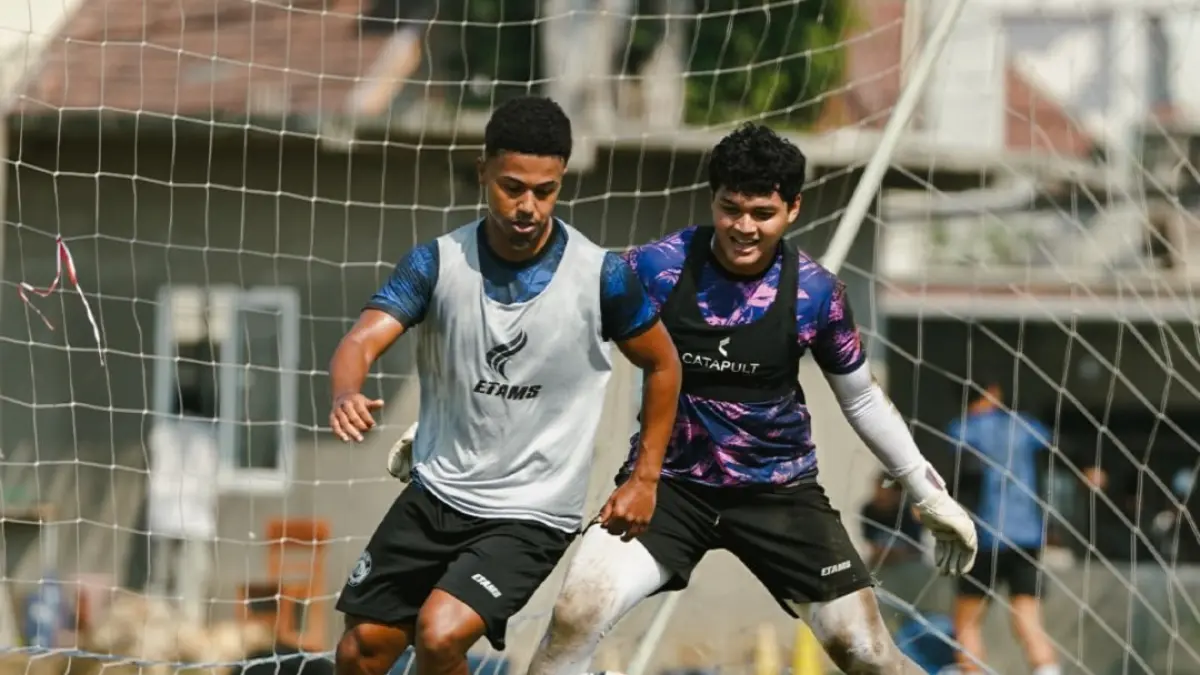 Skuad Arema FC saat berlatih di Dream Football Pitch Pakis. Sumber: Instagram/@aremafcofficial.