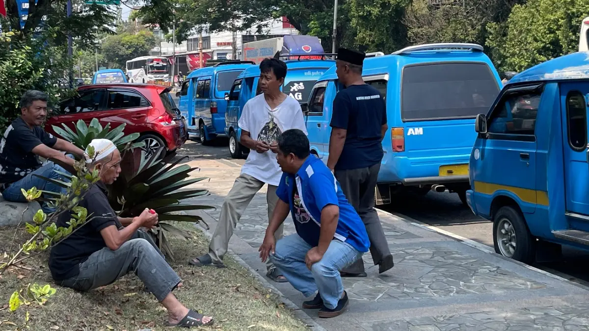 Sopir angkot Kota Malang berkumpul sambil menunggu penumpang. (Andika Satria Perdana/Radar Malang)