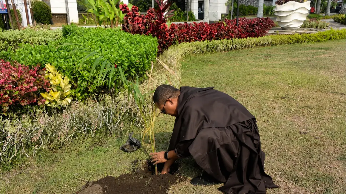 TEKUN: Rm Ancis, O.Carm menanam palem raja—menjadi teladan dalam merawat ciptaan dan menumbuhkan harapan bagi lingkungan.