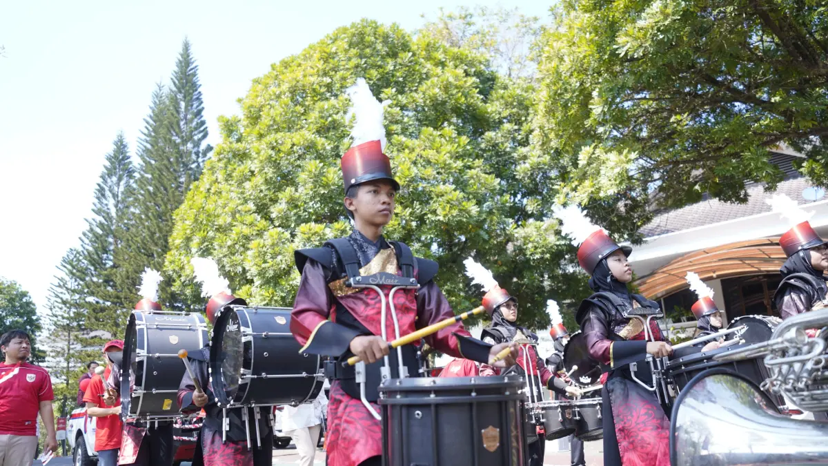 TERAMPIL: Barisan drumband dalam peringatan HUT ke-81 Kemerdekaan Republik Indonesia di Universitas Muhammadiyah Malang (UMM).