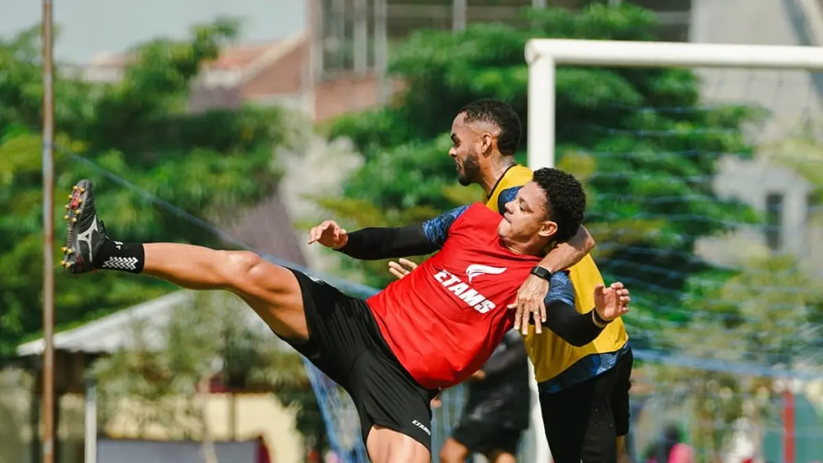 Walisson Maia (kiri) dan Careca (kanan) berlatih di Dreams Football Pitch, Kecamatan Pakis, Rabu lalu (12/8). (MO Arema FC)