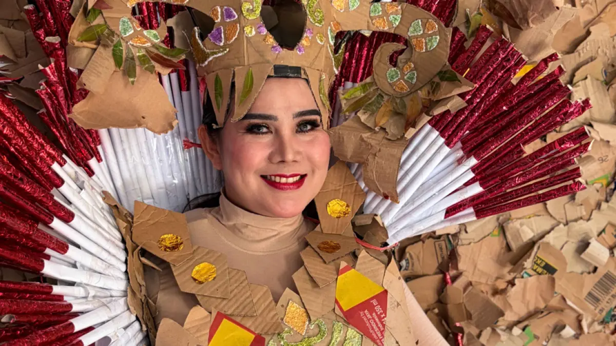BAHAN BEKAS: Warga binaan memperagakan kostum dari kertas bekas dan kulit telur hasil karya sendiri pada lomba fashion show HUT Ke-81 RI. (HUMAS LPP MALANG FOR RADAR MALANG)