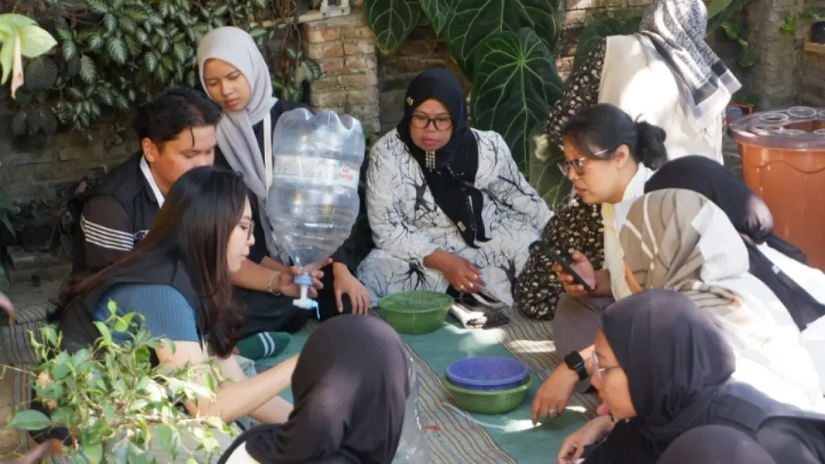 BERSAMA WARGA: Praktik LEKUNGAN diikuti ibu rumah tangga Desa Genengan.