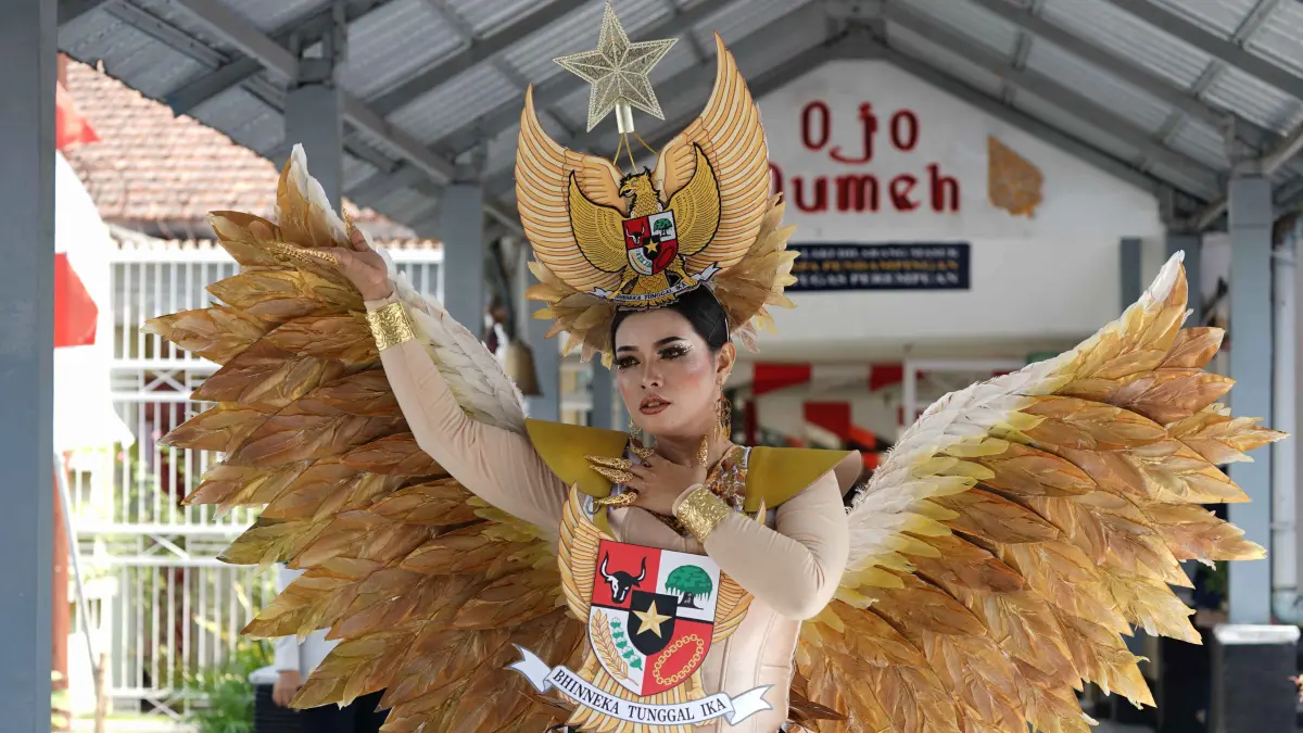 DAUR ULANG: Kostum bertema Garuda dari bahan bekas menjadi salah satu penampilan dalam lomba fashion show warga binaan LPP Kelas IIA Malang. (HUMAS LPP MALANG FOR RADAR MALANG)