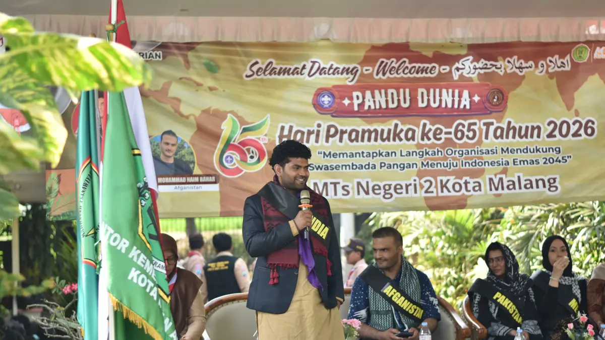 INTERAKTIF: Salah satu mahasiswa internasional saat menyapa peserta Talkshow Inspiratif Hari Pramuka ke-65 di Lapangan MTsN 2 Kota Malang.