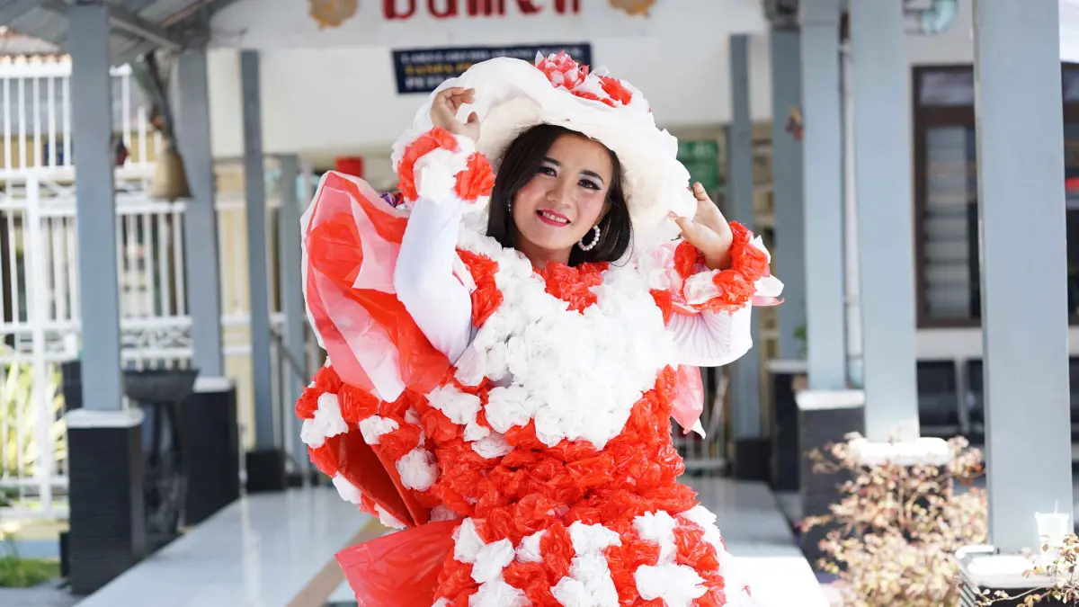 KREATIF: Warga binaan mengenakan busana berbahan plastik bekas hasil karya sendiri dalam lomba fashion show di LPP Kelas IIA Malang. (HUMAS LPP MALANG FOR RADAR MALANG)