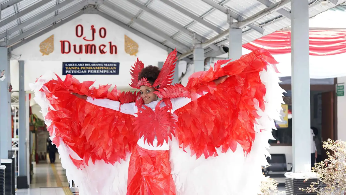 MERAH PUTIH: Warga binaan asal Kenya memperagakan kostum bernuansa merah putih berbahan daur ulang pada lomba fashion show HUT Ke-81 RI. (HUMAS LPP MALANG FOR RADAR MALANG)