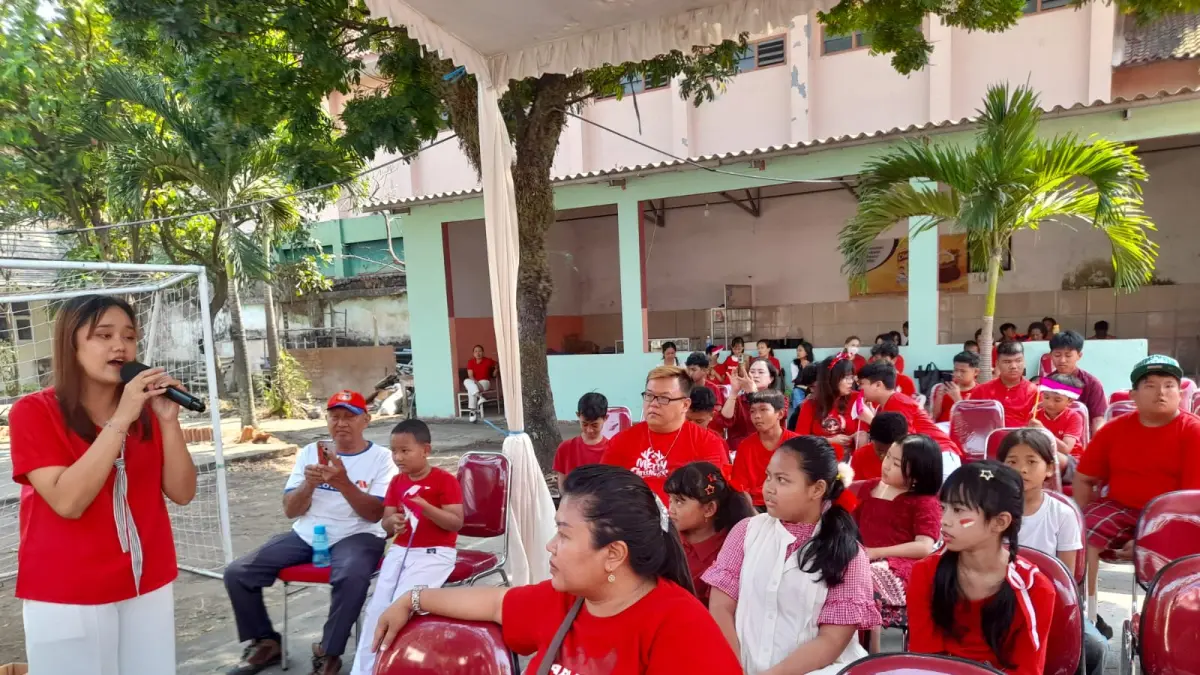 Penampilan menyanyi oleh salah satu peserta jalan sehat. (Istimewa)