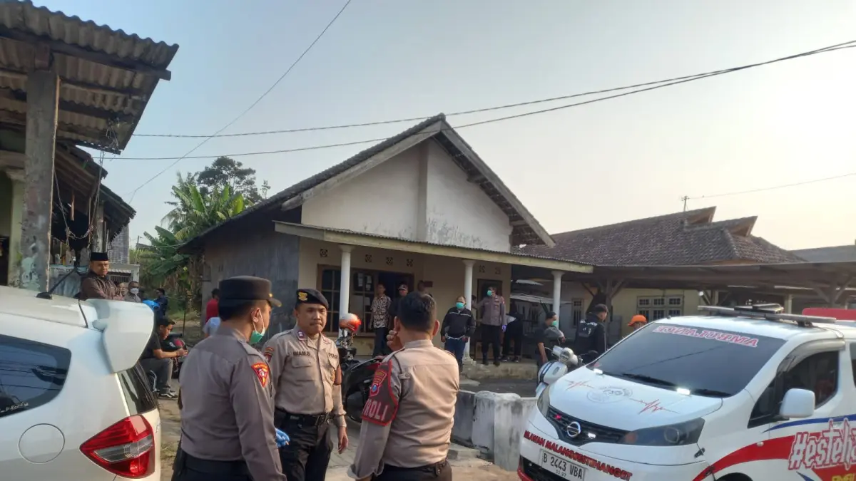 Polisi melakukan olah TKP meninggalnya dua perempuan di Cemorokandang, Kamis (13/8). (Humas Polresta Malang Kota)