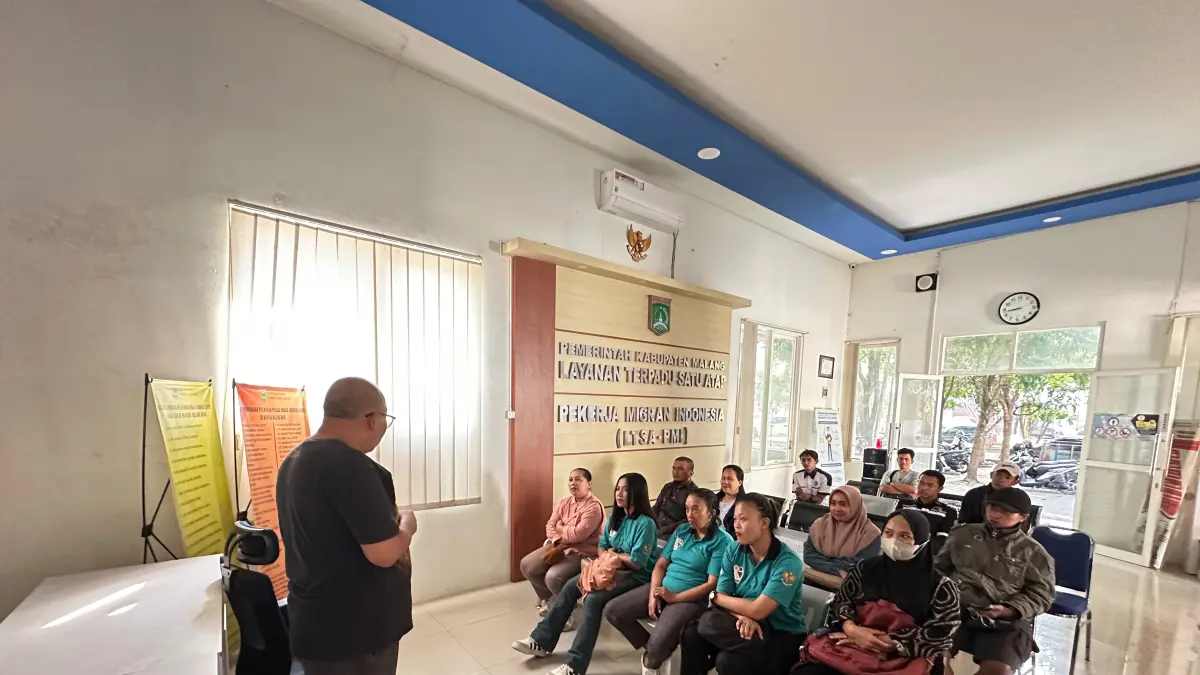  Tri Darmawan memberikan pesan mengenai mengelolah keuangan kepada para calon pekerja migran sebelum berangkat ke negara tujuan di Aula Disnaker Kabupaten Malang, Beberapa waktu lalu. (Dokumen Disnaker Kabupaten Malang)