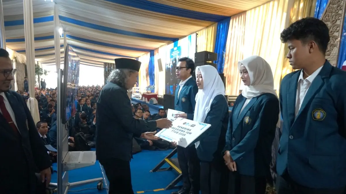 PEDULI: Pemberian Beasiswa IOM oleh Ketua IOM FTUB.