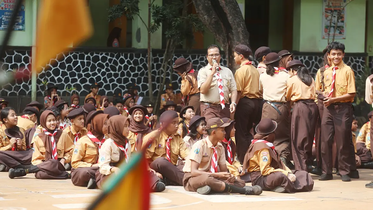 TAK ADA PENGANGKATAN: Salah satu pengajar memberi instruksi untuk pelajar-pelajar di SMP Negeri 1 Malang, kemarin. (Darmono/Radar Malang)