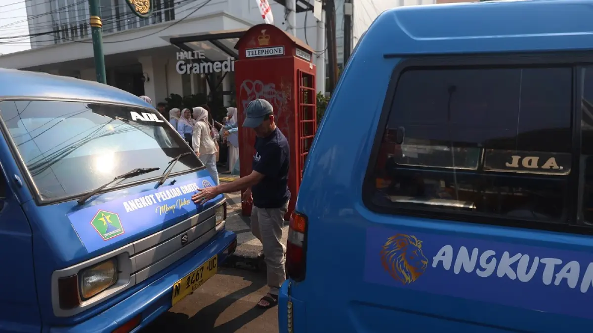 Angkot untuk angkutan pelajar (Darmono/Radar Malang)