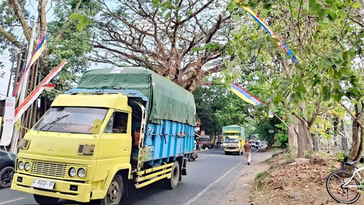 BAKAL DIKLASIFIKASI: Kendaraan besar melintas di Jalan Mayjen Sungkono, Kecamatan Kedungkandang, kemarin. (Nabila Amelia/Radar Malang)