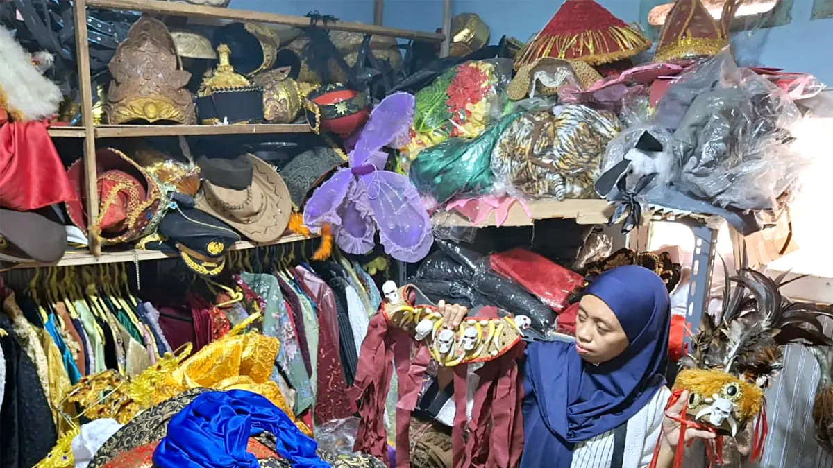 BANJIR PESANAN: Stok kostum karnaval di Galeri Sevie di Jalan Sawojajar Gang IX cukup banyak. (Nabila Amelia/Radar Malang)