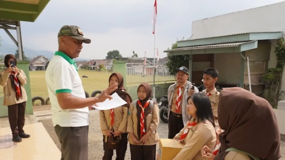 BERKARAKTER: Gerakan yang bertajuk Murid Menjemput Sejarah: 81 Tahun Indonesia Merdeka, ini mengajak para murid SMKN 1 Pujon belajar perjuangan dan arti kemerdekaan dari para veteran atau keluarga pejuang RI di wilayah Kecamatan Pujon.