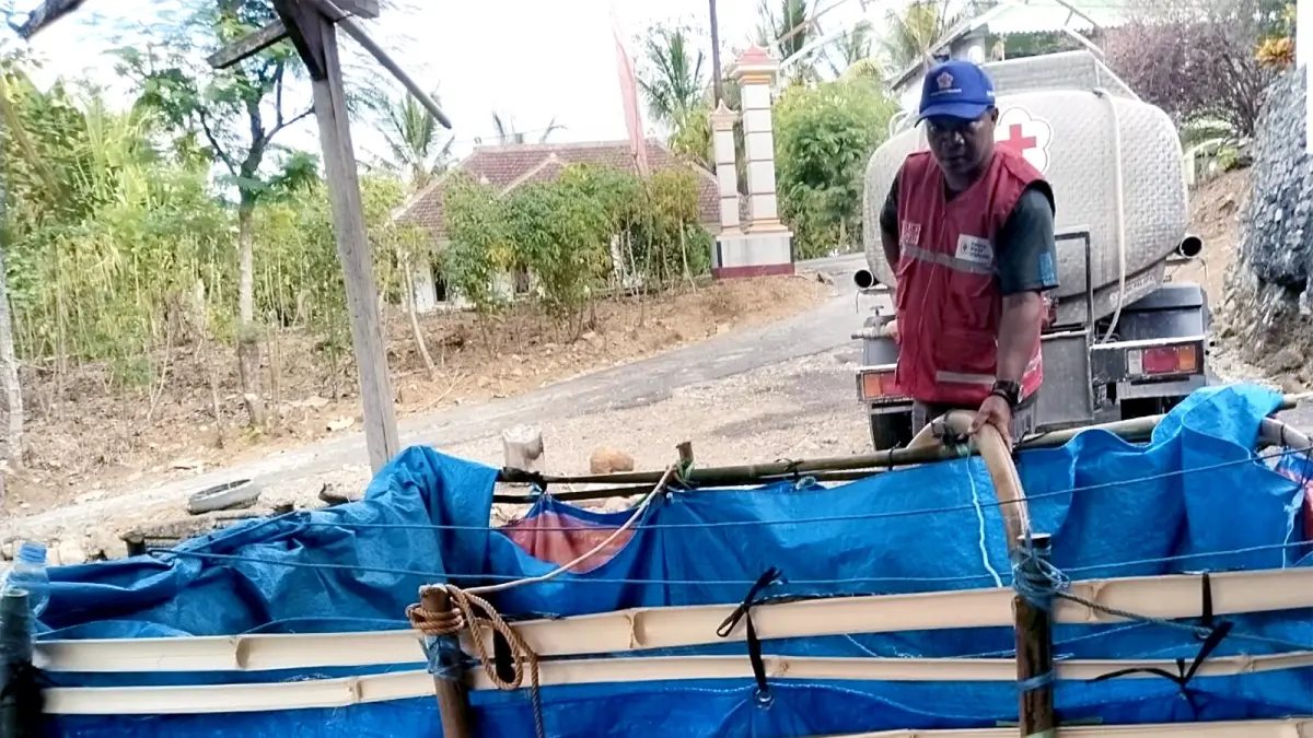 BERLANJUT: Personel PMI dan BPBD Kabupaten Malang mendistribusikan air bersih ke desa Sumberagung, Kecamatan Sumbermanjing Wetan, Jumat lalu (14/8).