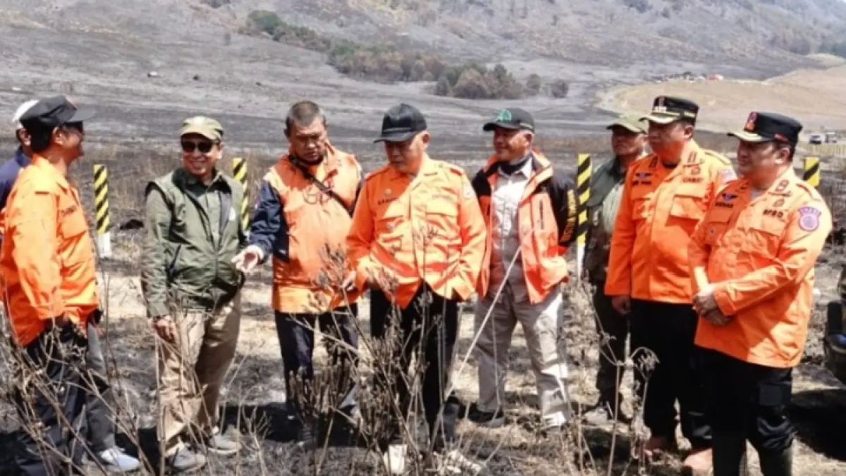 CEK LANGSUNG: Bupati Malang HM Sanusi (tengah) saat di Bromo. Foto: Prokopim Setda Kabupaten Malang