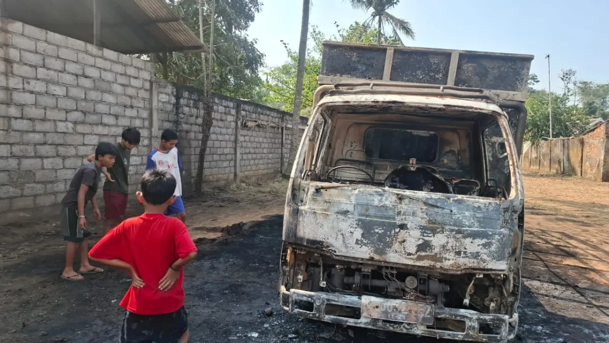 DILALAP API: Potret sisa kebakaran yang menghanguskan dua unit truk milik Bashori di Desa Kuwolu, Kecamatan Bululawang, Minggu (16/8). Foto: RAMIZARD RAFSANJANI/RADAR KANJURUHAN