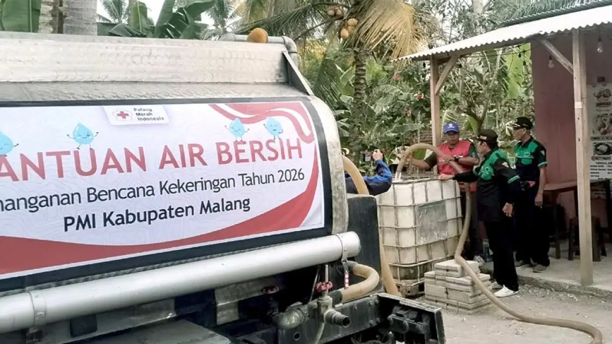 DISALURKAN MULAI 8 AGUSTUS: Personel dari PMI Kabupaten Malang ikut turut menyampaikan bantuan air bersih ke Sumbermanjing Wetan, Jumat lalu (14/8).
