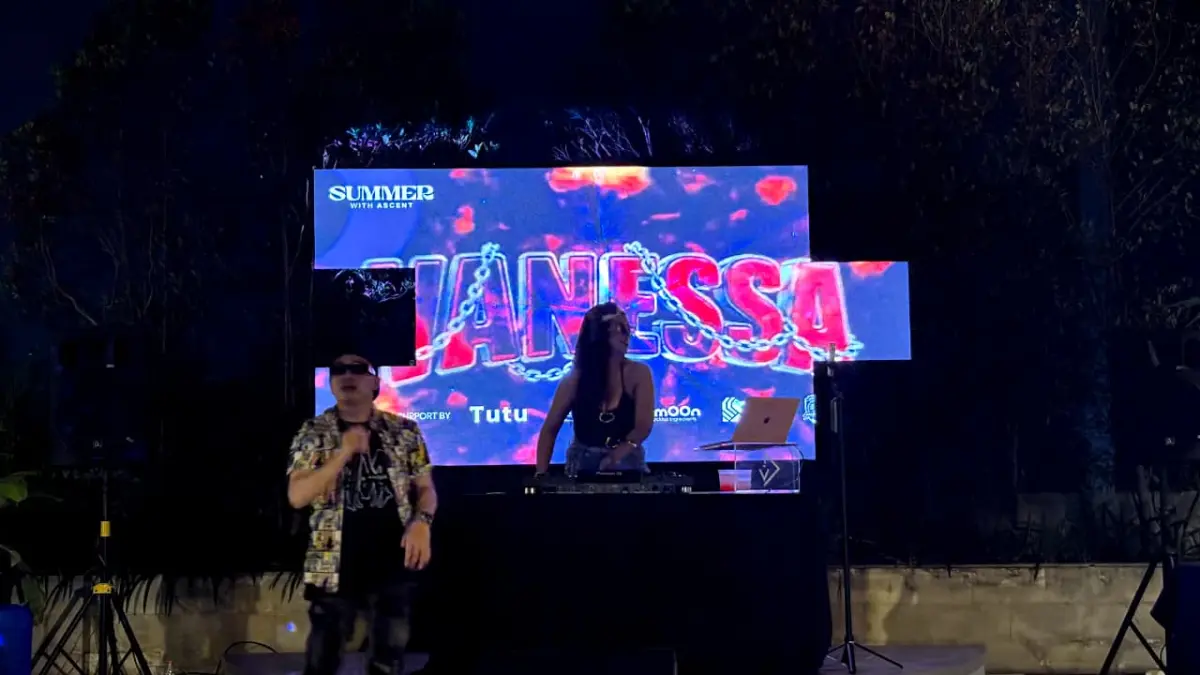 DJ Vanessa tampil sebagai penutup acara Sendja Soirée, menghadirkan suasana malam yang semakin meriah di Aruna Infinity Pool, Ascent Premiere Hotel & Convention Malang, Sabtu (15/8/2026), (Foto:Aqila)