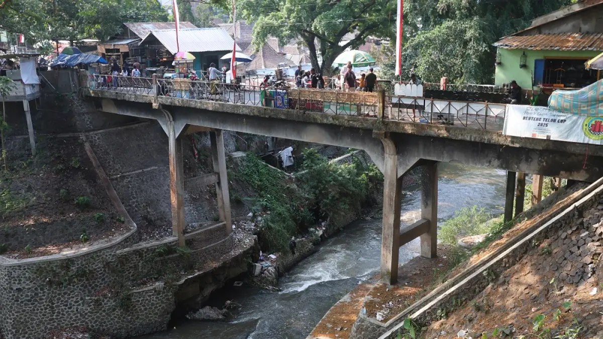 INFRASTRUKTUR: Plengsengan penguat abutment di Jembatan Brawijaya yang tergerus air akan segera dibangun ulang (Darmono/Radar Malang)