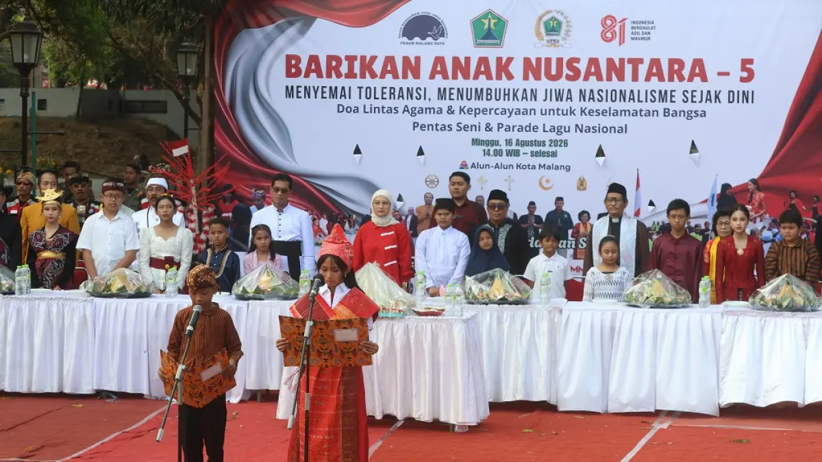 JUNJUNG TOLERANSI: Ketua DPRD Kota Malang Amithya Ratnanggani Sirraduhita menghadiri Barikan Anak Nusantara di Alun-Alun Merdeka kemarin (16/8) (Darmono/Radar Malang).