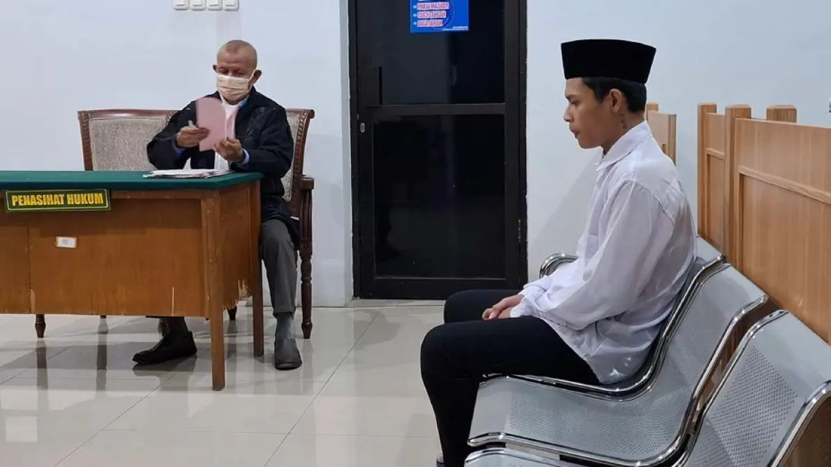 KASUS PEMBUNUHAN: Yohanes Deby Febriansyah, 22, warga Desa Pandansari Lor, Jabung duduk di kursi terdakwa mendengarkan putusan hakim PN Kepanjen.
