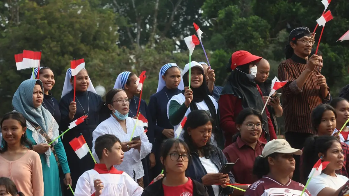 LINTAS AGAMA: Umat dari beberapa agama di Kota Malang mengibarkan bendera merah putih di Alun-Alun Merdeka kemarin (16/8). Mereka menyambut Hari Kemerdekaan ke-81 RI (Darmono/Radar Malang)