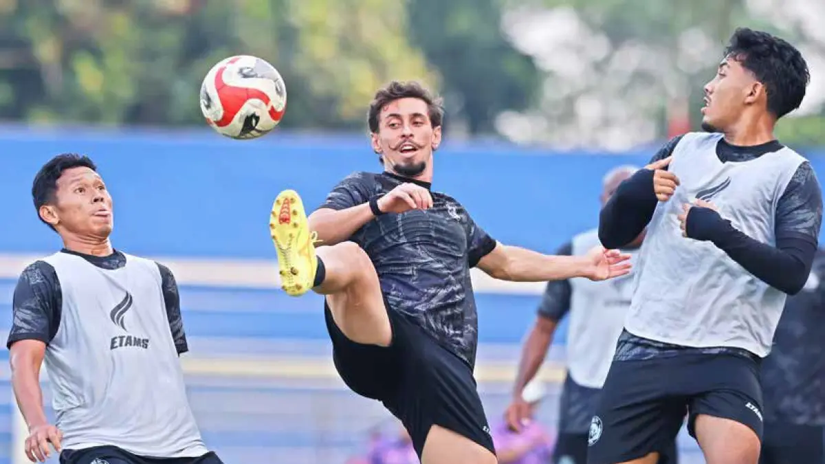 SIAP KERJA KERAS: Gustavo Franca (tengah) berusaha lepas dari penjagaan Razzaa Fachrezi dan Alfiansyah dalam sesi latihan di Stadion Gajayana.