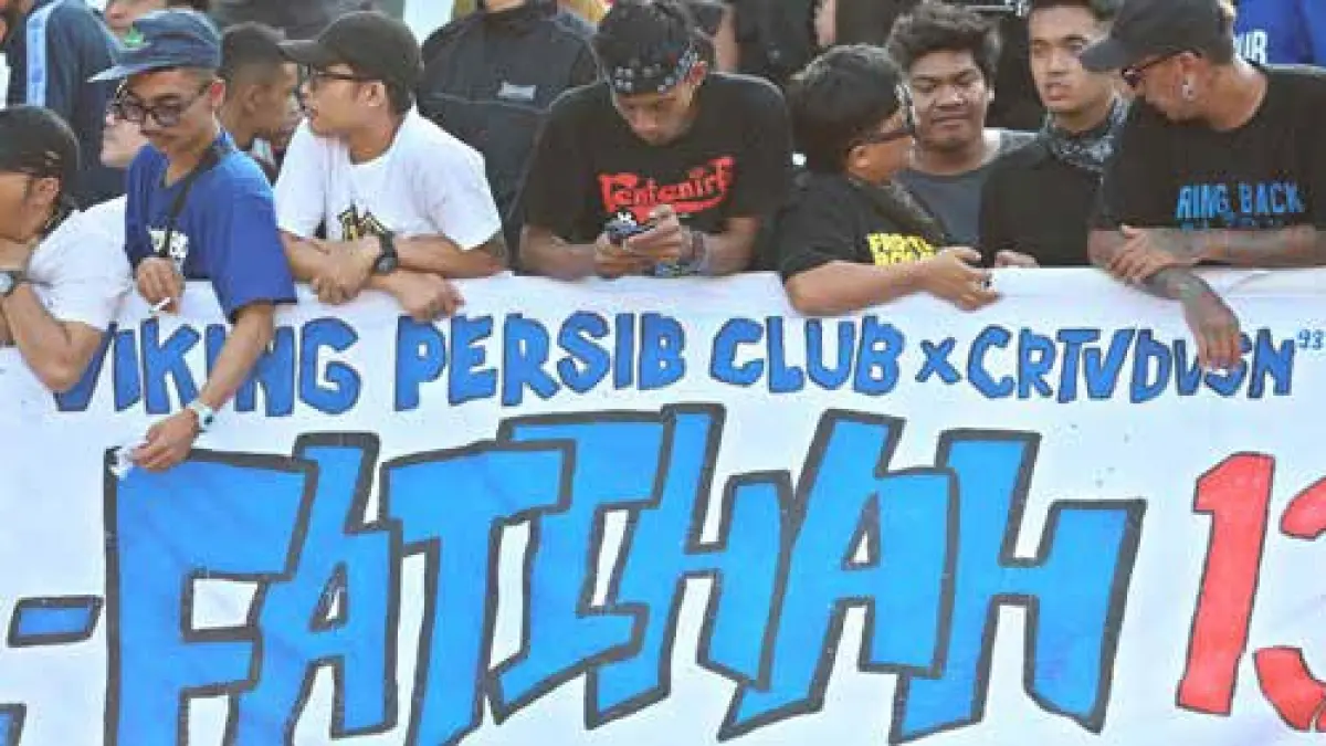 TAK MELUPAKAN: Suporter Persib Bandung hadir di Stadion Kanjuruhan dalam laga BRI Super League musim 2025/2026.