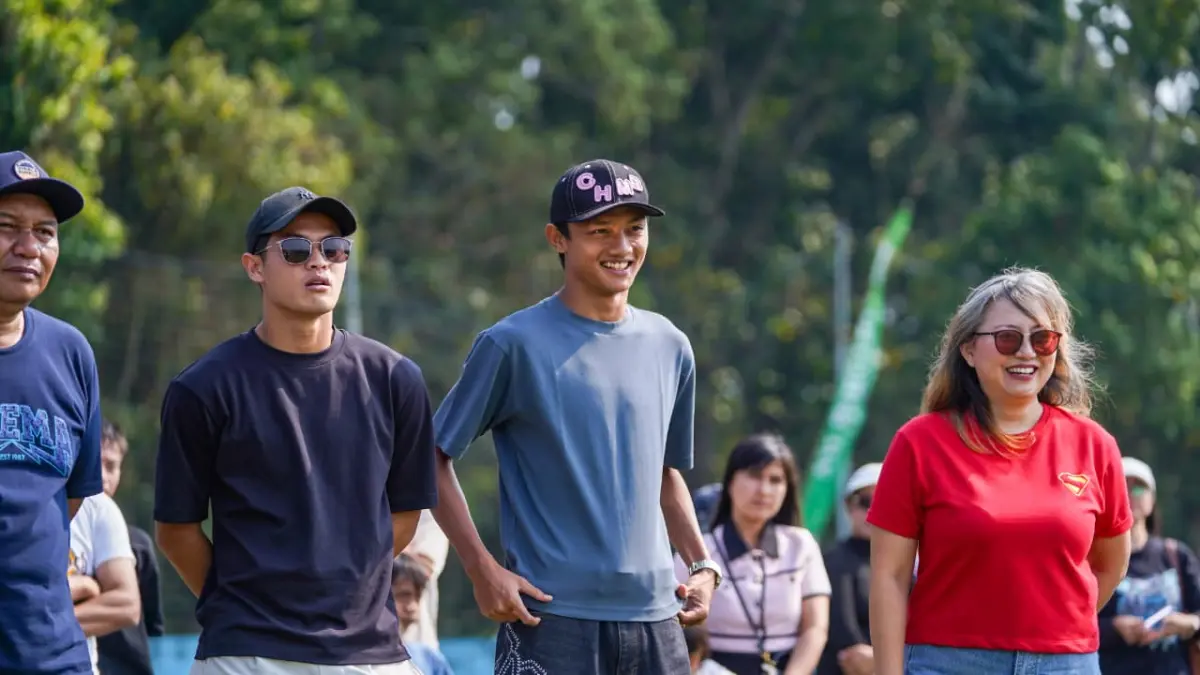 Alfeandra Dewangga (kiri), Achmad Maulana (tengah) dan Irma Prianti (kanan) sedang menyaksikan pertandingan Festival Akademi Arema FC Grassroot 2026 di ARG Soccer Field, Kecamatan Lawang, Minggu lalu (16/8). (MO Arema FC)