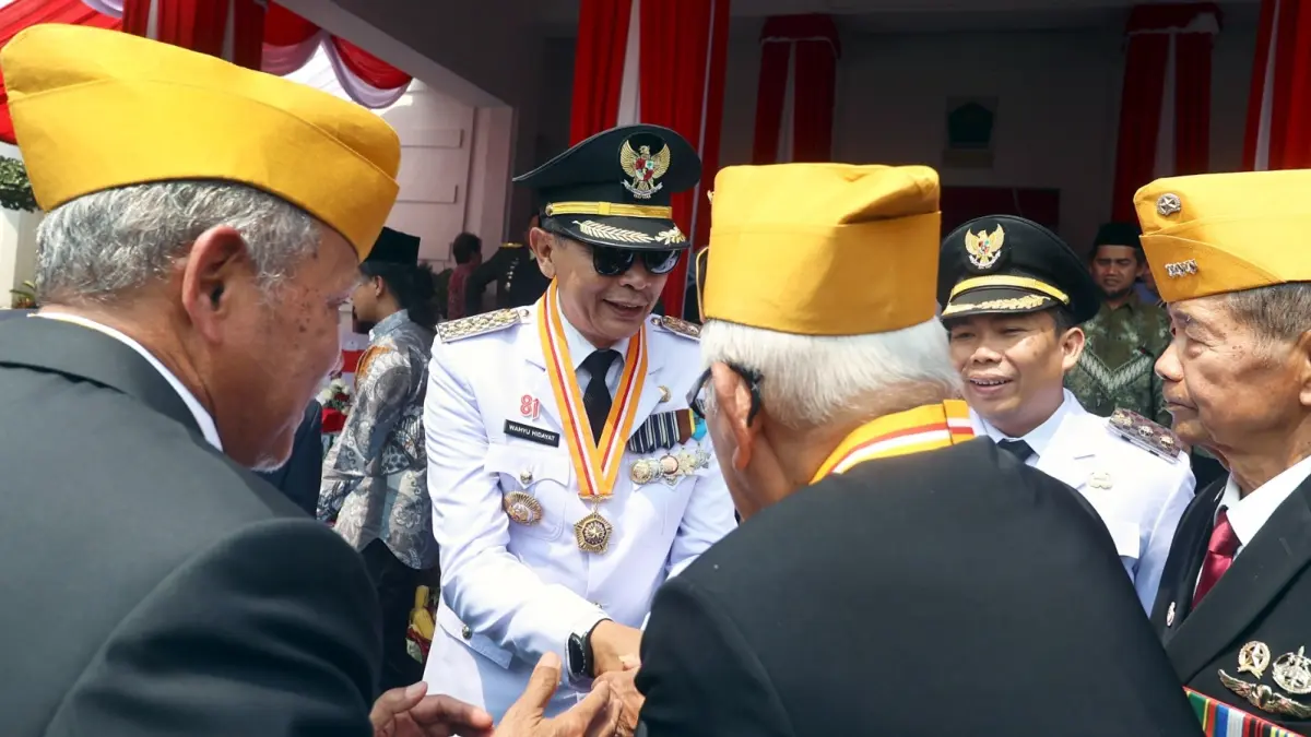 BERI SERUAN KHUSUS: Wali Kota Malang Wahyu Hidayat menyalami para veteran setelah upacara HUT RI ke-81 di Balai Kota Malang, kemarin. (Darmono/Radar Malang)