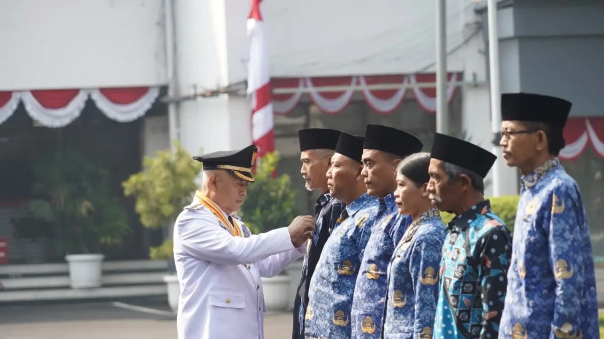 Bupati Malang H M. Sanusi mewakili presiden untuk menyematkan penghargaan kepada ASN Pemkab Malang
