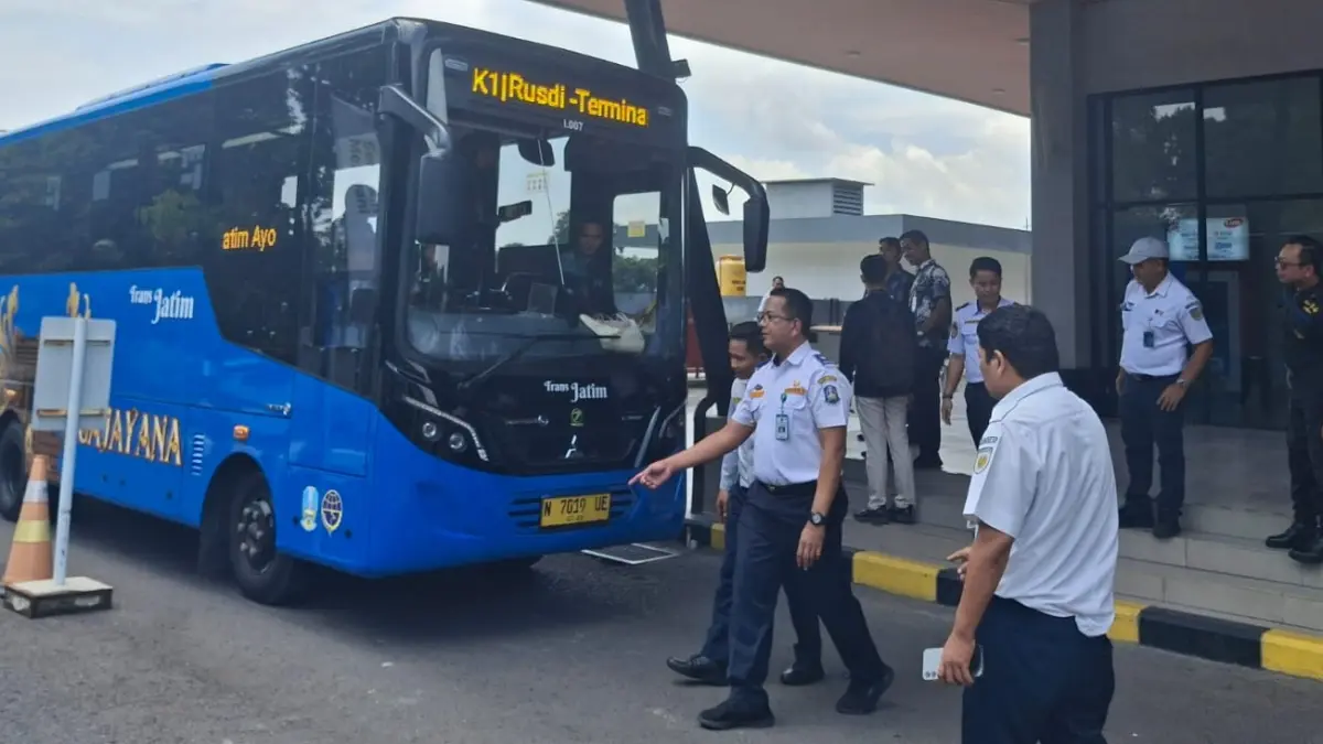 Bus Trans Jatim berhenti di shelter Stasiun Malang. (Nabila Amelia/Radar Malang)