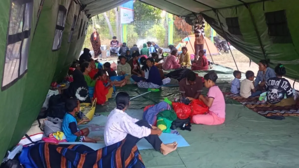 BUTUH PERHATIAN: Sejumlah warga hingga anak-anak berada di tenda pengungsian Lapangan Berdikari Danga (16/8).