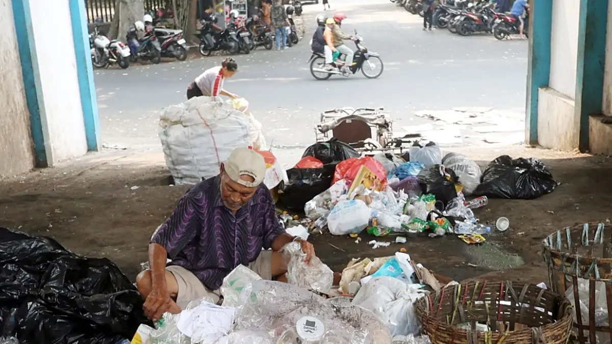 DAPAT BANTUAN PUSAT: Proses pemilahan sampah dilakukan TPS Klojen, kemarin. Kota Malang mendapat bantuan proyek Local Service Delivery Project (LSDP). (Darmono/Radar Malang)