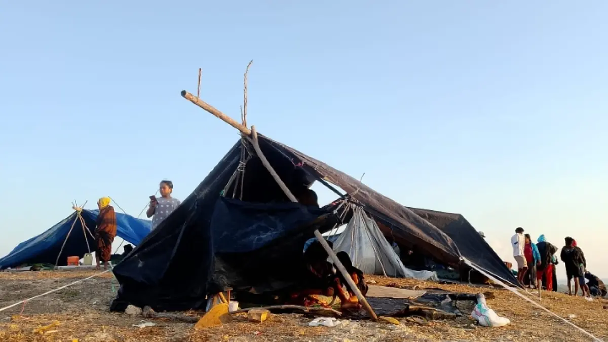 DARURAT: Warga Nagekeo tinggal di salah satu tenda yang mereka di area perbukitan pasca gempa NTT, (16/8).