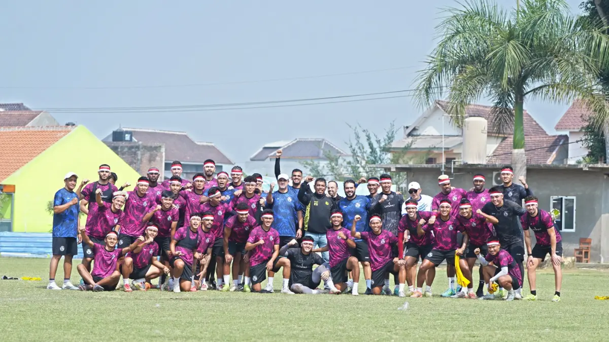FOKUS LATIHAN: Para pemain Arema FC berfoto bersama setelah menyelesaikan sesi latihan di Dreams Football Pitch, Pakis, kemarin. (Foto: MO Arema FC)