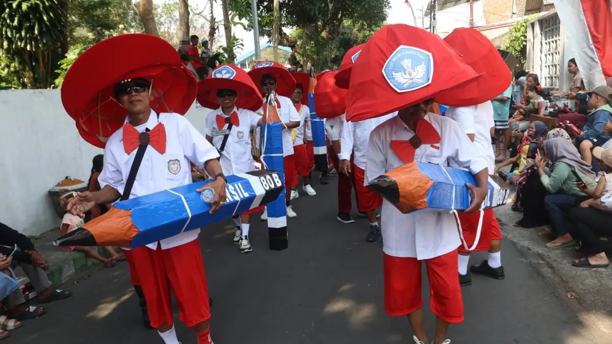 HARUS LAKUKAN PENYESUAIAN: Para peseta karnaval di wilayah Sukun, Kota Malang, memakai baju SD yang sudah dimodifikasi. (Darmono)