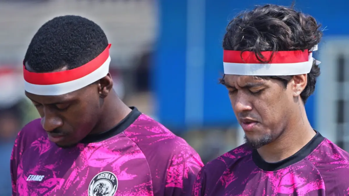HORMATI INDONESIA: Matheus Blade dan Betinho Filho (kanan) mendengarkan pembacaan teks proklamasi kemerdekaan RI ke-81 di ARG Soccer Field, Pakis, kemarin. (MO Arema FC)