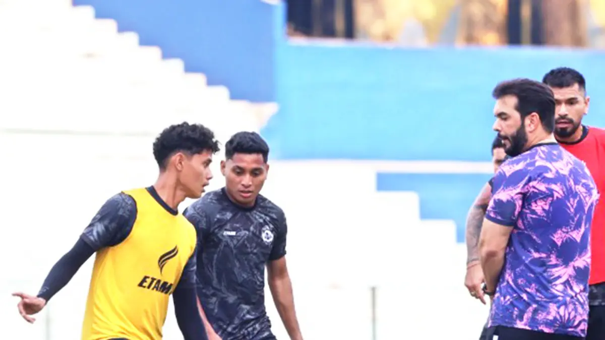 KEMBANGKAN KEMAMPUAN: Asisten Pelatih Arema FC Andre Caldas (kanan) memantau sesi latihan Julian Guevara dkk di Stadion Gajayana. (Darmono)
