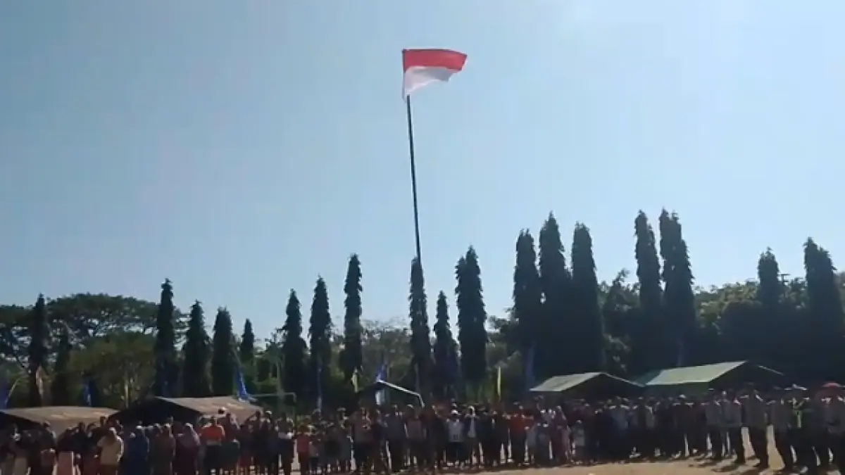KHIDMAT: Upacara bendera Kemerdekaan RI di Lapangan Berdikari Danga, Nagekeo, Senin (17/8).