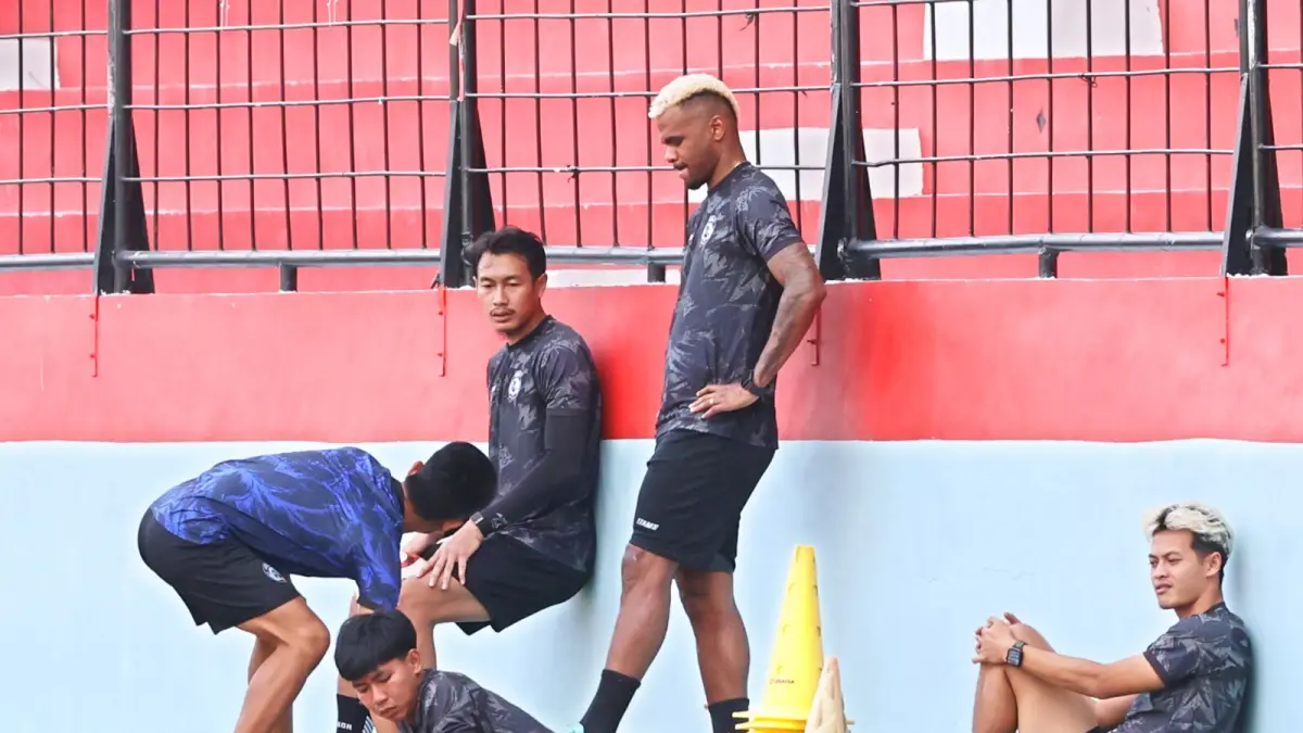 MAKSIMALKAN RECOVERY: Para pemain Arema FC menyaksikan rekannya berlatih di Stadion Gajayana, pekan lalu. Mereka menjalani pemulihan dengan fisioterapi tim Reta Arroyan. (Darmono)