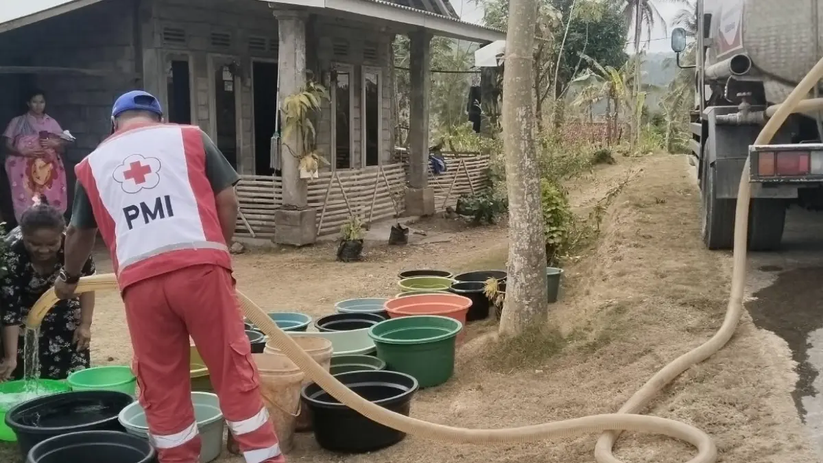 Personel PMI Kabupaten Malang mendistribusikan air bersih di Gedangan, Sabtu (15/8). (Dokumen PMI Kabupaten Malang)
