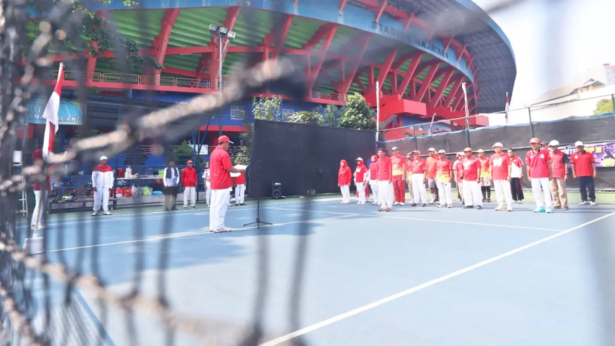 RAYAKAN KEMERDEKAAN: Klub Tenis Saminten melakukan upacara bendera memperingati HUT Ke-81 RI di lapangan tenis Stadion Gajayana, kemarin.
