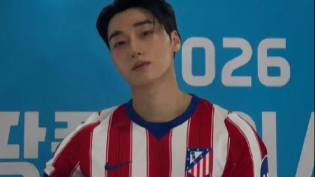 San ATEEZ mengenakan jersei Atlético Madrid saat hadir dalam rangkaian acara jelang laga kontra Manchester City di Seoul World Cup Stadium. (Foto: Portal JTV)

