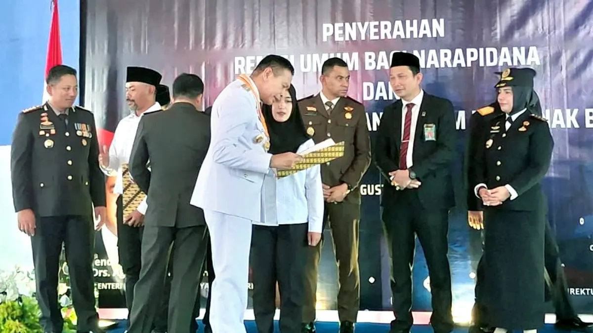 SERAHKAN REMISI: Wali Kota Malang Wahyu Hidayat menyerahkan surat remisi kepada salah satu narapidana di Lapas Kelas I Malang kemarin siang (17/8). (Nabila Amelia/Radar Malang)
