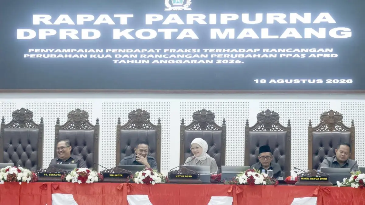 DAPAT SOROTAN: Wali Kota Malang Wahyu Hidayat (dua dari kiri) dan Ketua DPRD Kota Malang Amithya Ratnanggani Siraduhitta (tengah) hadir dalam rapat Paripurna KUA PPAS Perubahan APBD, kemarin. (Darmono/Radar Malang)