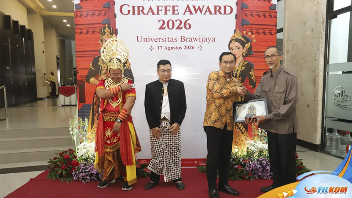 TERIMA PENGHARGAAN: Rektor UB Prof. Widodo menyerahkan Giraffe Award UB 2026 kepada Dekan FILKOM UB Ir. Tri Astoto Kurniawan, Senin (17/8). (*dok. HUMAS UB)